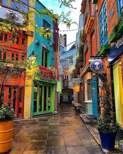 Colorful Buildings Aesthetic, Funky Buildings, Colourful Photos, Colourful City, Colorful Town, Colorful Scenery, Colorful Architecture, Apartment Exterior, Colorful Apartment