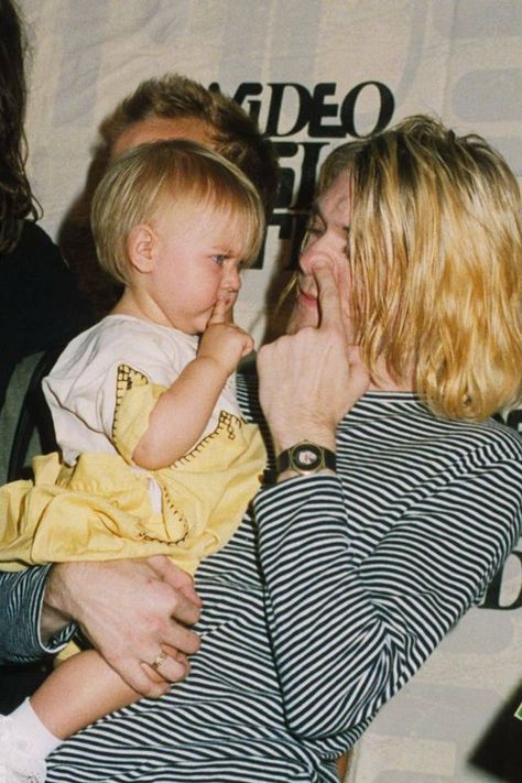 Kurt Cobain & daughter Frances Bean Riley Hawk, 90s Music Artists, Curco Vein, Kurt Cobain Photos, Kurt And Courtney, Frances Bean Cobain, Donald Cobain, Kaptan Jack Sparrow, Look Grunge