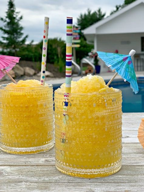 Frozen Vodka Slush - SImply made citrus frozen slush cocktails. Vodka Bucket Recipe, Vodka Slush Recipe, Slushy Alcohol Drinks, Alcoholic Slush Recipes, Alcoholic Slush, Drinks Wallpaper, Alcohol Punch, Vodka Slushies, How To Make Vodka