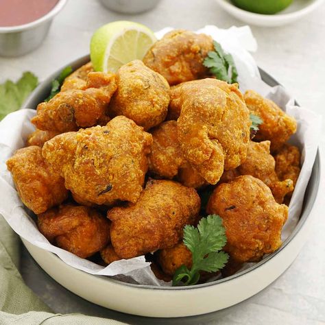 Recipe By : Yumon Chicken Pakora Recipe, Mains Recipes, Chicken Pakora, Pakora Recipe, Pakora Recipes, Ground Chicken Recipes, Curry Dishes, Favorite Appetizers, Lime Chicken