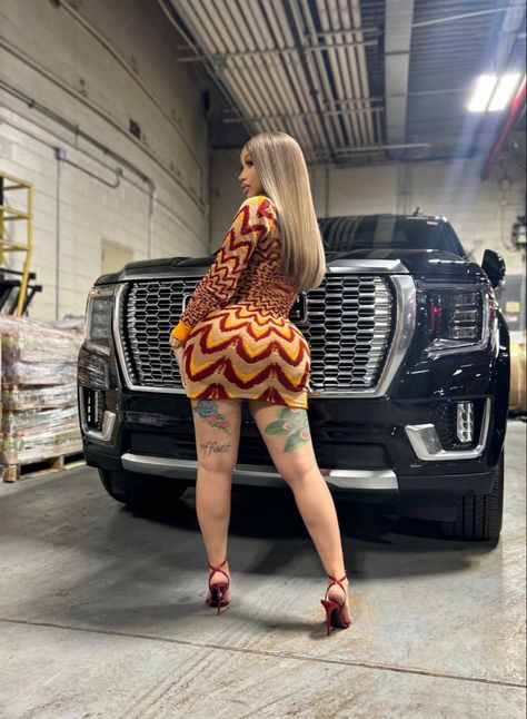 Cardi B Outfits, Lamborghini Truck, Cardi B Photos, Nicki Minaj Photos, B Fashion, Female Rappers, Chill Outfits, Curvy Girl Outfits, Cardi B