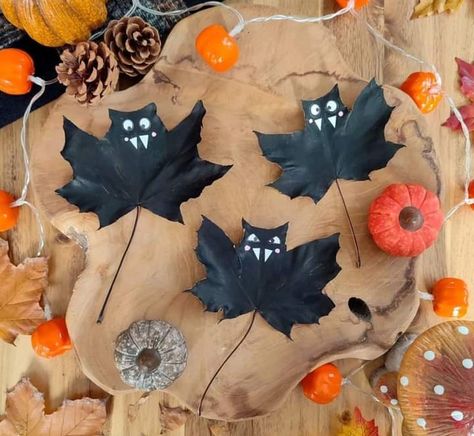 October Painting, Bricolage Halloween, Casa Halloween, Fall Arts And Crafts, Halloween Crafts Decorations, Halloween Activities For Kids, Pumpkin Party, Leaf Crafts, Homemade Halloween