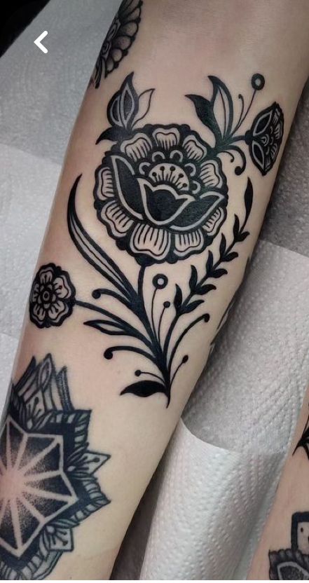 Full Sleeve Tattoos Old School, Elbow Tattoo Blackwork, Traditional Black Leg Tattoo, Woman Quarter Sleeve Tattoo, American Traditional Floral Tattoo Black, Traditional Flower Tattoos For Women, Tattoo Sleeve Women American Traditional, Framed Tattoo Sleeve, Flower Knee Cap Tattoo