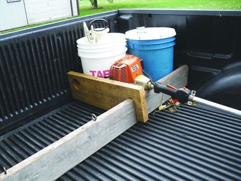 “Blocking Board” Keeps Pickup Bed Organized Truck Hood Ideas, Pickup Bed Storage Ideas, Truck Bed Organization Diy, Diy Truck Mods, Big Objects, Truck Accessories Diy, Truck Bed Organization, Truck Organization, Cool Truck Accessories