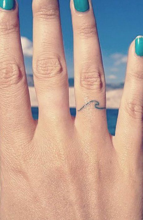 Middle Finger Heart Tattoo, Wave Tattoo On Finger, Wave Finger Tattoo, Henna Finger Tattoo, Finger Tattoos Fade, Lion Tattoo On Finger, Side Finger Tattoos, Inner Finger Tattoo, Tattoo On Finger