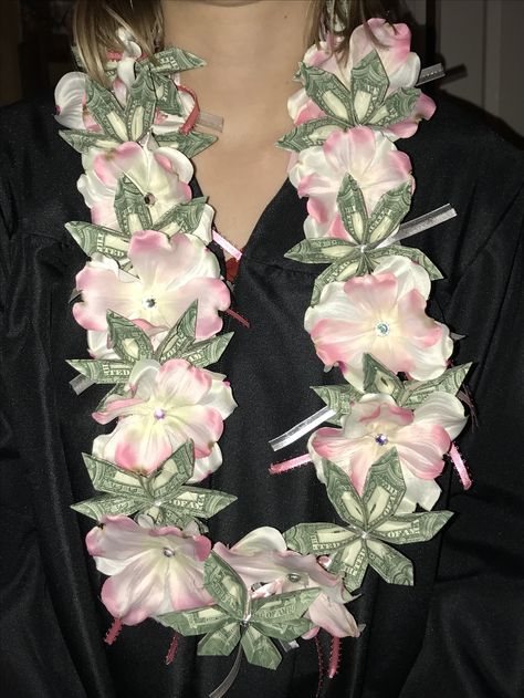 DIY graduation money lei Money Flower Leis For Graduation, 8th Grade Lei Ideas, Lei Ideas For Graduation, Graduation Necklace Ideas, Money Leis For Graduation Diy, Graduation Vibes, Bouquet Money, Grad Leis, Graduation Leis Diy Ribbons