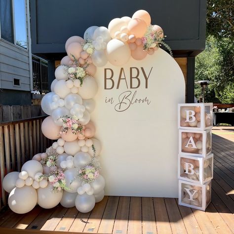 Baby In Bloom Shower Balloon Arch, Baby In Bloom Arch, Swan Baby Shower, Peggy Porschen, Baby Shower Party Themes, Hosting Ideas, Baby Shower Theme Decorations, Baby In Bloom, Bloom Baby