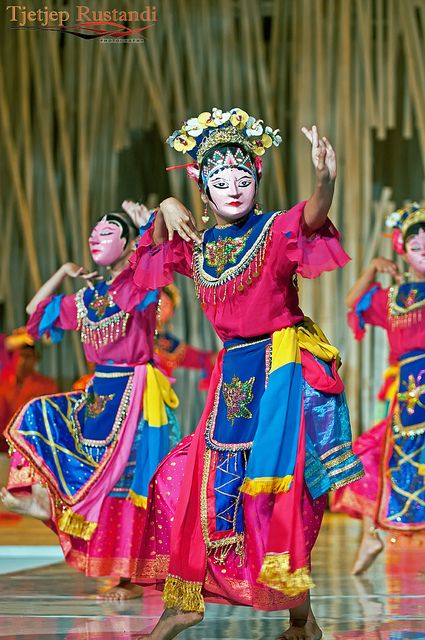 Tunggal Mask dance | Flickr - Photo Sharing! Ondel Ondel, Adventure Places, Traditional Mask, Indonesian Heritage, Woman Pictures, Indonesian Culture, Tempo Doeloe, Sea Clothes, Mask Dance