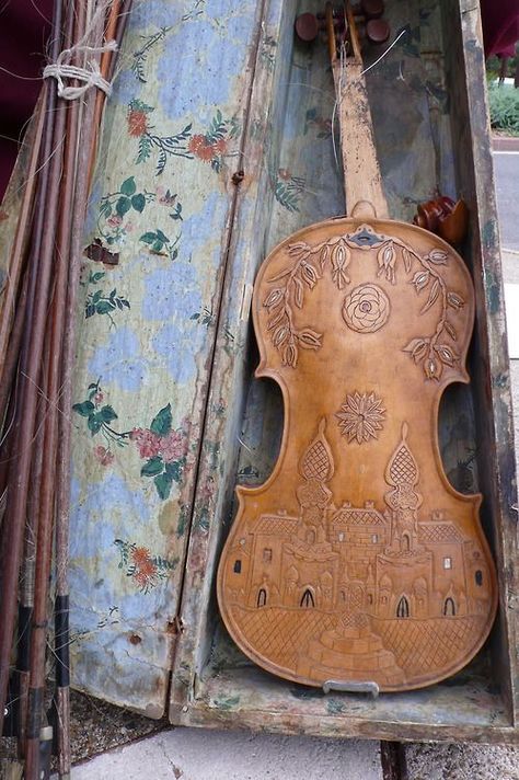 wasbella102: Found in the market at La Croix Valmer in the... Old Violin, Facebook Photos, Violinist, String Instruments, Classical Music, Music Stuff, Perfume Bottle, Music Art, Kitsch