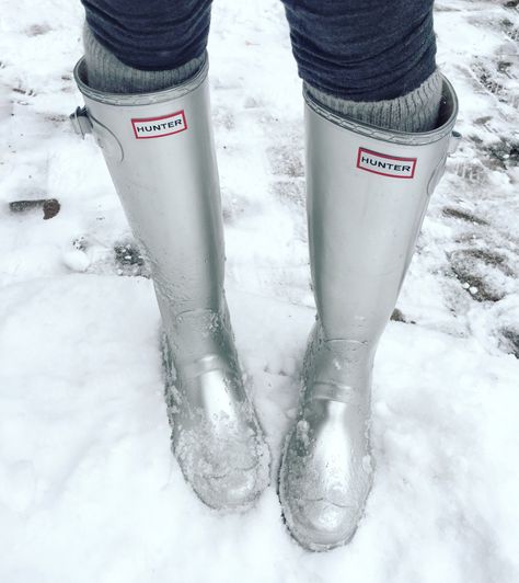 Such a great article About what shoes not to wear in the snow/and winter. Common sense is not so common. Hunter Boots Snow Outfit, Hunter Snow Boots, Grey Hunter Boots Outfit, Rainboots Outfit Winter, Hunter Boots Outfit Winter, Snow Boots Outfit, Grey Hunter Boots, Hunter Boots Outfit, Red Raincoat