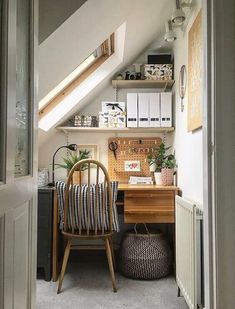 Attic Office, Apartment Vibes, Decor Western, Charming Cottage, Home Office Ideas, Work Spaces, Small Home Office, Garage House, Home Office Space