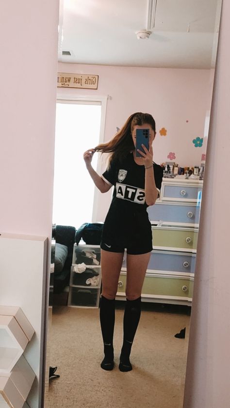 Womens Soccer Outfit, Girls Soccer Outfit, Soccer Girl Outfits For Practice, Soccer Outfits For Practice Winter, Soccer Outfits Aesthetic, Soccer Fits Women, Girl Soccer Outfits, Soccer Practice Aesthetic, Football Practice Outfit