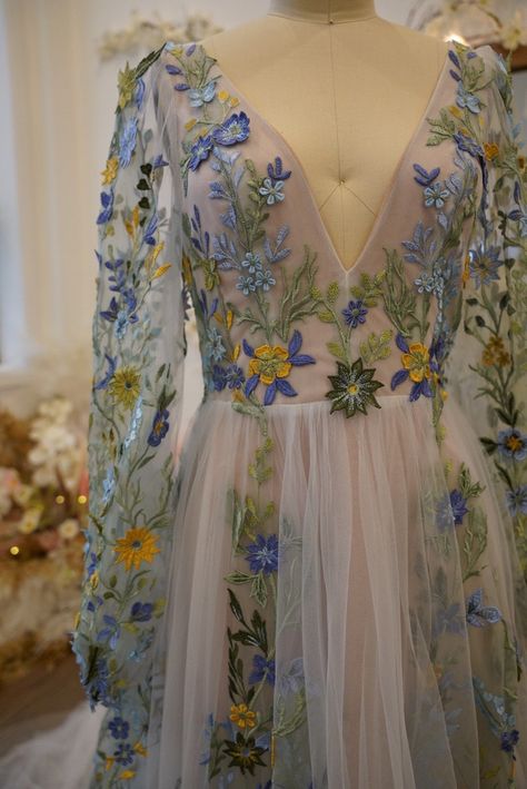 Color Wedding Dress, Floral Dresses With Sleeves, Wedding Dress Tulle, Boho Chic Wedding Dress, Wedding Dress Vintage, Fairy Wedding Dress, Chic Wedding Dresses, Embroidered Wedding Dress, Garden Wedding Dresses