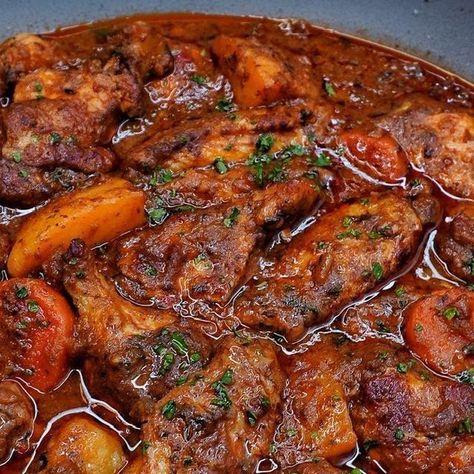 Kay on Instagram: "SPICY STEW CHICKEN WINGS, CREAMY MASH POTATOES AND VEG🇯🇲��🚦🤤💯😋🧨🚀🥳. Succulent juicy tender Chicken wings slow cooked in a rich spicy stew sauce, cooked with carrots and potatoes. It’s packed with flavour and the chicken just melts in your mouth. You can make this as spicy as you like or if you don’t like spice then skip the scotch bonnet part, it will still taste incredible either way. This is made different fro the Jamaican brown stew chicken, this is more spicy then sw Stew Chicken Wings Recipes, Chicken Wing Stew, Jamaican Brown Stew, Jamaican Brown Stew Chicken, Veg Stew, Spicy Stew, Brown Stew Chicken, Stew Chicken, Mash Potatoes