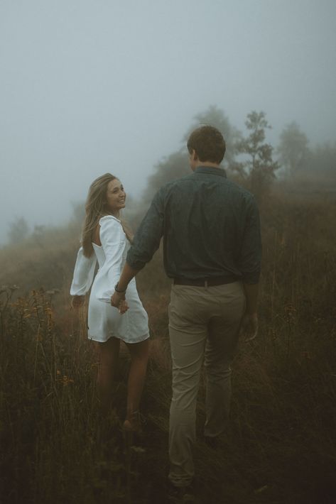 Pre Wedding Shoot Mountains, Hills Photoshoot Ideas, Couple Photoshoot Mountains, Photoshoot Ideas Wedding, Engagement Photos Outfit Ideas, Rainy Photoshoot, Outdoor Photoshoot Ideas, Mountain Engagement Pictures, Fall Couples Photoshoot