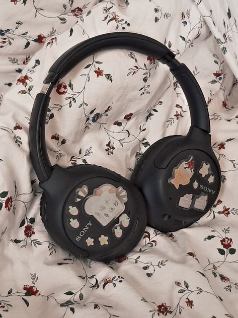 Sony Wh-ch710n Aesthetic, Sony Ch710n, Sony Whch720n Aesthetic, Headphone Decoration, Cozy Lifestyle, Cute Headphones, Sony Headphones, Aesthetic Things, Black Aesthetic