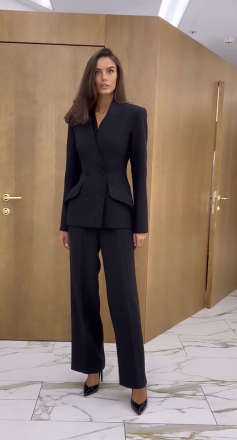 Female Politician Style, Professional Formal Outfits Women, Athletic Business Casual Work Outfits, Finance Girl Aesthetic Outfit, Womens Fitted Suit, Hourglass Blazer Outfit, Formal Uniform For Women, Women's Formal Suit, Legal Secretary Outfit