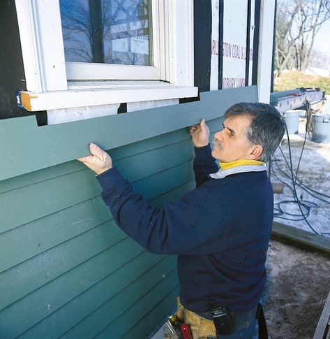 Tom Silva's step-by-step method for hanging clapboard to keep it level and watertight. House Siding Ideas Exterior, Wood Shingle Siding, Solid Stain Colors, Outdoor Woodworking Projects, Types Of Siding, Clapboard Siding, Fiber Cement Siding, Cement Siding, Installing Siding