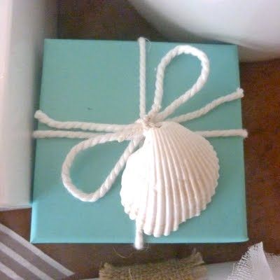 Very simple and very pretty.  Now I know what to do with all those shells I've collected over the years! Diy Beach Wedding, Deco Marine, Coastal Christmas Decor, Beachy Christmas, Wrapping Presents, Beach Shopping, Gift Wrapping Ideas, Wrap Ideas, Beachy Decor