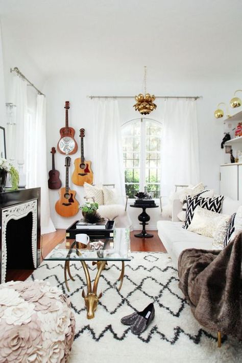 a boho living room accented with guitars on the wall in the corner Boho Chic Interior Design, Rustic Chic Design, Boho Chic Interior, Bohemian Interior Design, Bohemian Interior, Décor Boho, Decoration Inspiration, Boho Interior, Chic Home Decor