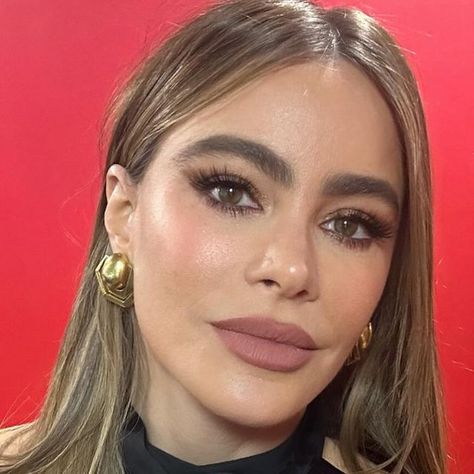 Sofia Vergara on Instagram: "Thank u @thisisheart for having me!!! #griselda❤️ 🇬🇧" Sofia Vergara Makeup, Sofia Vergara Outfits Casual, Sofia Vergara Hair Color, Sofia Vergara Hair, Sophia Vergara, Tanned Makeup, Dewy Makeup, Soft Glam Makeup, Dramatic Makeup