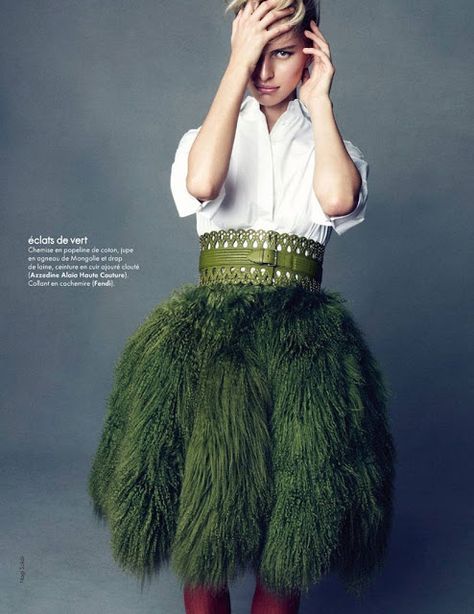 Mode Editorials, Feather Skirt, Azzedine Alaia, Badass Style, Cooler Look, Dior Couture, Celebrity Outfits, Green Skirt, Fashion Mode