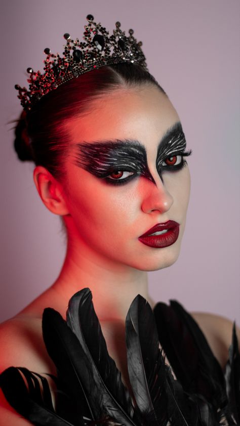 easy Halloween makeup idea @roxanamaaria Black Swan Face Paint, Halloween Black Swan Makeup, Black Fairy Costume Ideas, Black And White Swan Makeup, Fantasy Makeup Looks Easy, Halloween Makeup Photoshoot, Black Swan Makeup Look, Creative Makeup Looks Halloween, Black Swan Inspired Makeup