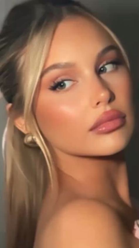 Makeup Inspo Glowy, Dark Eye Makeup Blonde Hair, Make Up Blonde Hair Blue Eyes, Bronzey Glowy Make Up, Eye Makeup For Blondes, Beach Babe Makeup, Soft Ethereal Makeup, Blonde Girl Makeup, Makeup Look Ideas