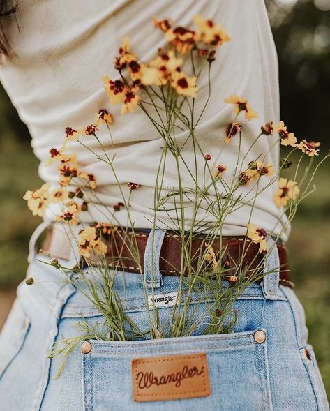 Sunflower Field Inspo Pics, Poses In A Flower Field, Photo Shoot Mood Board Inspiration, Photography In Flower Fields, Wild Flowers Photoshoot, Wildflower Pictures Photography, Aesthetic Field Pictures, Senior Picture Wildflowers, Senior Pictures With Wildflowers