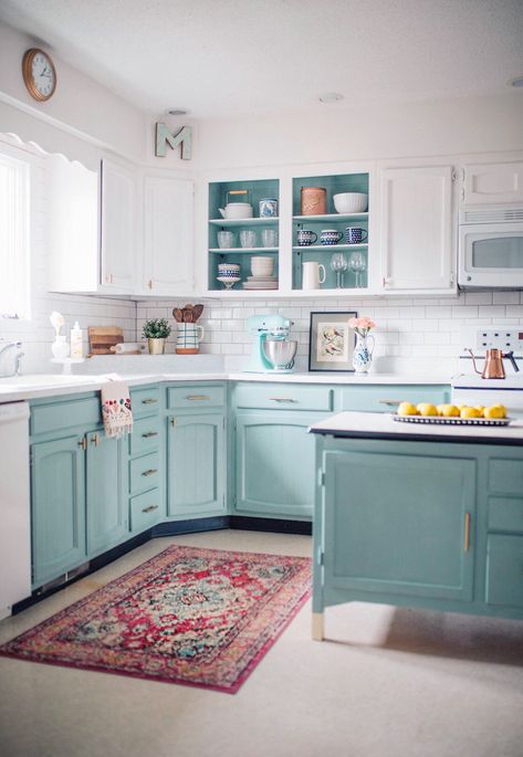 Retro Inspired Kitchen, Colorful Home Ideas, Bright Colorful Kitchen, Aqua Kitchen Cabinets, Aqua Kitchen Decor, Colorful Farmhouse Kitchen, Shabby Chic Kitchens, Retro Glam Kitchen, Colorful Kitchen Cabinets