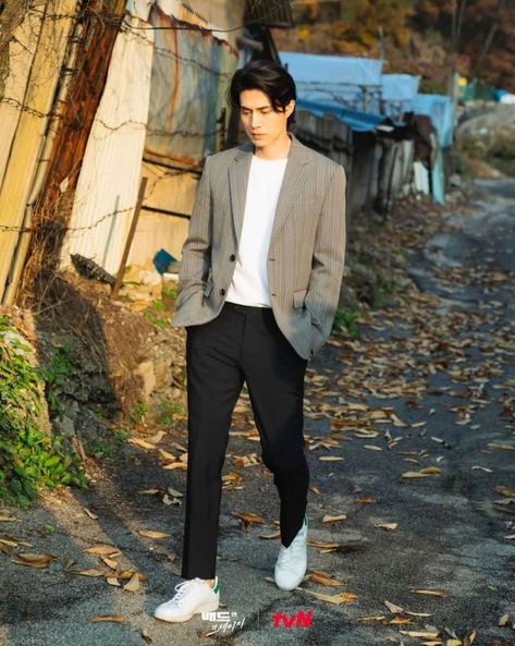 Blazer Korean Style, Prom Outfits For Guys, Interview Outfit Men, Blazer Outfits Men, Mens Business Casual Outfits, Minimalist Fashion Men, Tailoring Techniques, Modern Design Elements, Classy Outfits Men