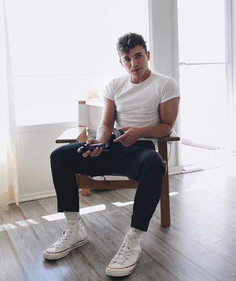 Mens Converse Outfit, Justin Livingston, White Converse Outfits, Latest Mens Wear, Converse Outfits, Converse Outfit, T Shirt Branca, Sneaker Outfits, Sneaker Trend