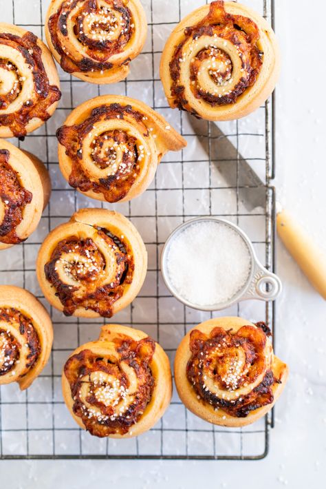 Sharp Cheddar cheese and caramelised onion brioche rolls. Fluffy brioche is spread with sweet caramelised onions and sprinkled with grated sharp cheddar, then rolled into perfect rolls and baked to perfection - cheesy onion goodness. These are easy to make and make the perfect savoury breakfast or brunch treat. Cloudy Kitchen, Savoury Breakfast, Caramelised Onions, Onion Rolls, Brioche Rolls, Caramelised Onion, Queso Cheddar, Savory Bread, Caramelized Onion