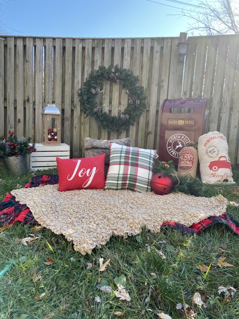 Porch Christmas Pictures Family, Diy Christmas Pictures Family Outside, Diy Christmas Photo Setup, Diy Outdoor Christmas Pictures, Diy Christmas Photo Backdrop Outdoor, Christmas Picture Setup Ideas Outdoor, Christmas Picture Backdrop Ideas Outside, Diy Christmas Photo Props Outdoor, Outdoor Christmas Photoshoot Setup Diy