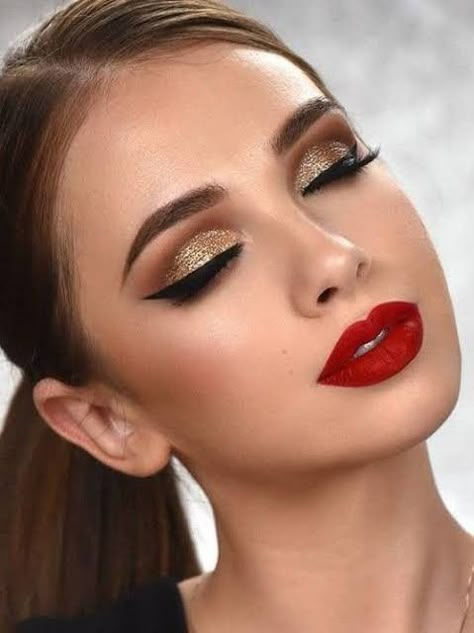 Smokey Eye Gold, Bride Makeup Eyes, Makeup Eye Shadow, Red Lipstick Makeup, Gold Eye Makeup, Red Lip Makeup, Best Eyeshadow, Golden Eyes, Gold Makeup