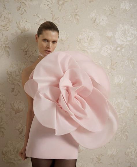 Malgosia Bela, Satin Cami Dress, Campaign Fashion, Magda Butrym, Elegante Casual, Online Fashion Stores, Wear Pink, Couture Collection, Retro Outfits