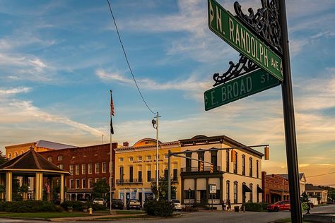 Comprising of 17 of the 50 US states, the American South is home to countless small towns that have worked hard to preserve their past. Scattered across the southern states, the best of them have established official historic districts that feature everything from elegant antebellum mansions to old cobblestone streets. Southern United States, Chattahoochee River, Antebellum Homes, Black Family, Visit Florida, Beach Tent, Tourist Trap, Texas Hill Country, Us Beaches