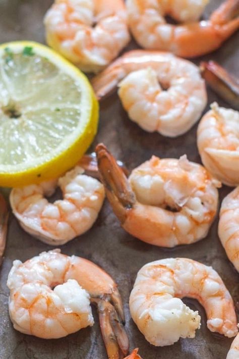 Juicy fresh shrimp that has been poached and sprinkled with lemon on a large tray. Shrimp Platter, Poached Shrimp, Poached Fish, Cocktail Shrimp Recipes, Fresh Shrimp, Healthy Shrimp, Easy Shrimp, Shrimp Dishes, Shrimp Cocktail