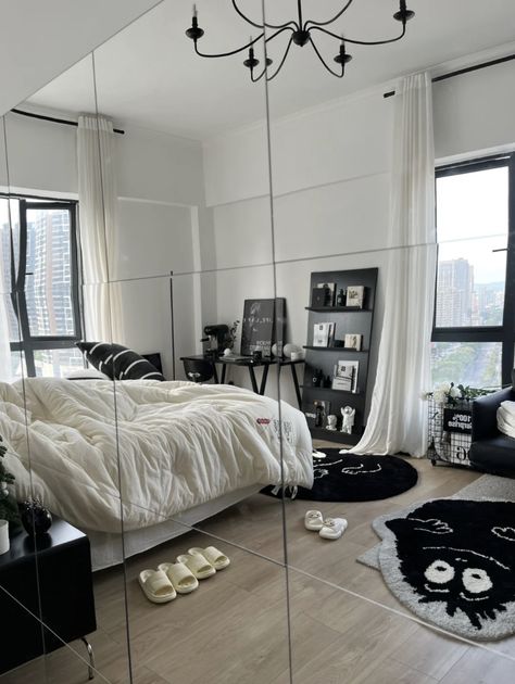 Big Room Ideas Bedrooms Minimalistic, Chrome Room Decor, Black And White Minimalist Bedroom, Bilik Lelaki, Monochromatic Bedroom, White Room Decor, Deco Studio, Dekorasi Kamar Tidur, Black Room