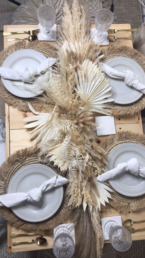 Boho Chic Table Setting, Boho Dining Table Decor, Bohemian Table Setting, Bohemian Party Decorations, Boho Garden Party, Dinner Party Table Settings, Olive Green Weddings, Bohemian Table, Garden Party Theme