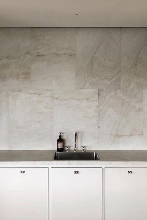 When you are to renovate using stone in your home, perhaps the thought goes directly to using the stone on floors or walls in the bathroom. But there are more ways to use natural stone. This is a good example of how nice it can be to tile the entire kitchen wall. Design Andreas Martin-Löf. Marble Tile Splashback Kitchen, Large Tile Splashback Kitchen, Stone Splashback Kitchen, Tile Splashback Kitchen, Marble Splashback, Kitchen Wall Design, Splashback Kitchen, Kitchen Renos, Kitchen Splash Back