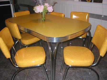 Too big, but I want a dinette set for the kitchen! Retro Table And Chairs, Retro Kitchen Tables, Breuer Chair, Retro Dining Rooms, Formica Table, Diner Table, Chrome Kitchen, Yellow Table, Vintage Appliances