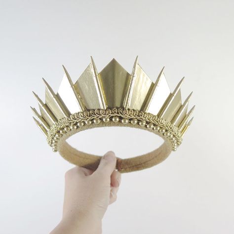 Handmade Crystal-Studded Crowns Are An Actual Thing Crown Tattoos For Women, Crown Royal Drinks, Crown Drawing, Crown Headpiece, Astuces Diy, Crystal Crown, Gold Crown, Wedding Crown, Tiaras And Crowns