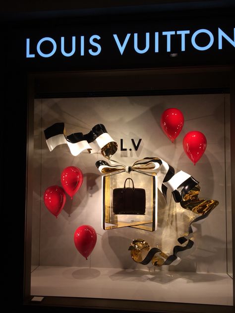 Louis Vuitton Venice store - Holiday 2014 Siam Paragon, Luxury Windows, Window Display Retail, Window Shopper, Black Friday Design, Furniture Design Sketches, Christmas Windows, Retail Store Display, Architecture Portfolio Design