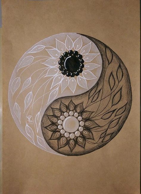 Yin Yang Sunflower Tattoo, Ying And Yang Drawing, Yin Yang Drawing Ideas, Yin And Yang Painting Ideas, Yin Yang Zentangle, Flower Yin Yang Tattoo, Ying Yang Lotus Tattoo, Yin Yang Art Drawings, Ying Yang Art Drawing