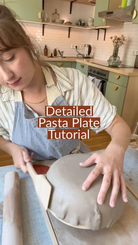 ✨Here’s an extended Pasta Plate Tutorial 🧑‍🎨 Im sharing some tips and tricks with you hobby potters 🥰 Spreading the clay with the spatula… | Instagram Handbuilt Pottery Bowls, How To Make A Ceramic Bowl, Small Hand Built Pottery Ideas, How To Paint Pottery Ceramics, Pottery Pasta Bowls Handmade, New Pottery Ideas, Ceramic Pasta Plate, Beginner Pottery Ideas Hand Building, Pottery Building Ideas