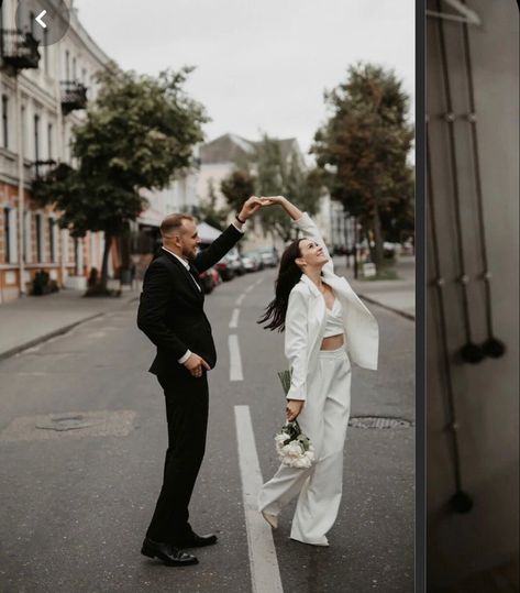 Pre Wedding Street Photo Ideas, Prewedding White Dress, Street Photography Wedding, Street Wedding Photoshoot, Street Style Wedding Photography, Engagement Photos Documentary, Classic Couple Photoshoot, Street Prewedding Photo Ideas, Wedding Street Photography