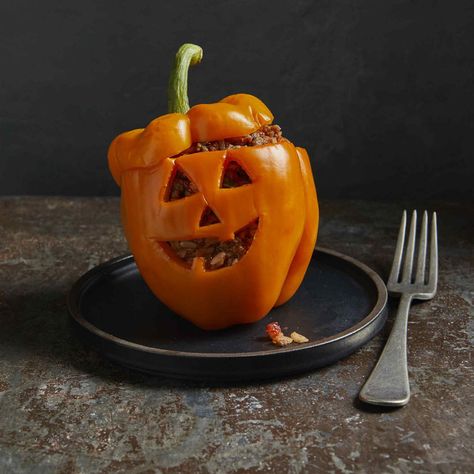 Jack-o'-Lantern Stuffed Peppers Pepper Recipes Healthy, Stuffed Peppers With Rice, Cheesesteak Stuffed Peppers, Stuffed Peppers Healthy, Fun Halloween Treats, Chocolate Recipes Homemade, Stuffed Pepper, Haunted Houses, Dinner Themes