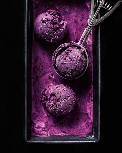 𝐎𝐋𝐄𝐒𝐘𝐀 𝐊𝐔𝐏𝐑𝐈𝐍 Lazy Cat Kitchen, Cherry Ice Cream, Cherry Coconut, Dark Food Photography, Ice Cream Mixture, Ice Cream Base, Mood Of The Day, Ice Cream Bowl, Make Ice Cream