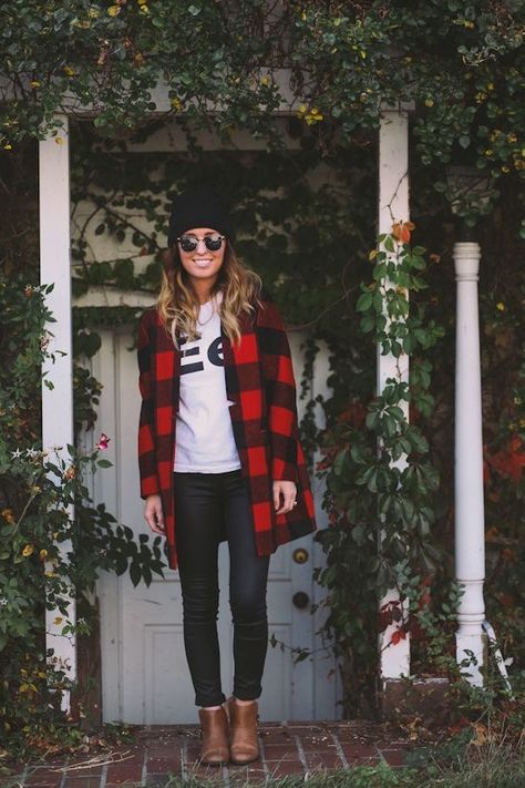 Fall Fashion Coats, Ray Ban Aviator, Plaid Coat, Red And Black Plaid, Mode Vintage, Fashion Mode, Looks Style, Mode Inspiration, Black Plaid